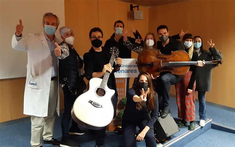 Comunidad Madrid | El Hospital Universitario del Henares organiza un concierto con GuitarCello para sus pacientes de salud mental